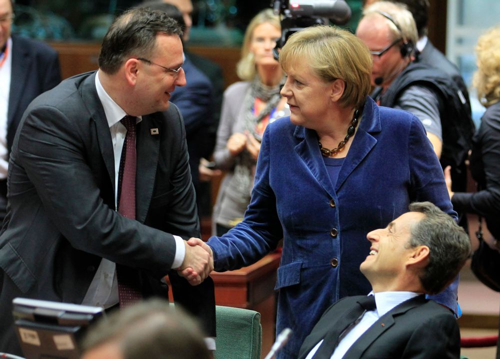 ENIGE PÅ OVERTID: Tsjekkias statsminister Petr Necas (t.v.), Tysklands forbundskansler Angela Merkel og Frankrikes president Nicolas Sarkozy gratulerer hverandre.