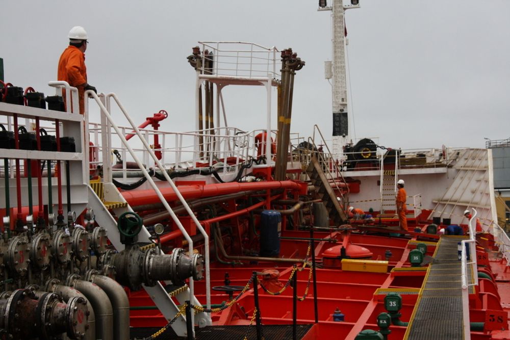 RENT: Tanker og utstyr om bord på skip vaskes med varmt vann og høyt trykk. Vedlikekhold og opplæring er viktig for riktig bruk. Her fra vasking av Mar Cristina som eksploderte ved kaia til Oleon i august.