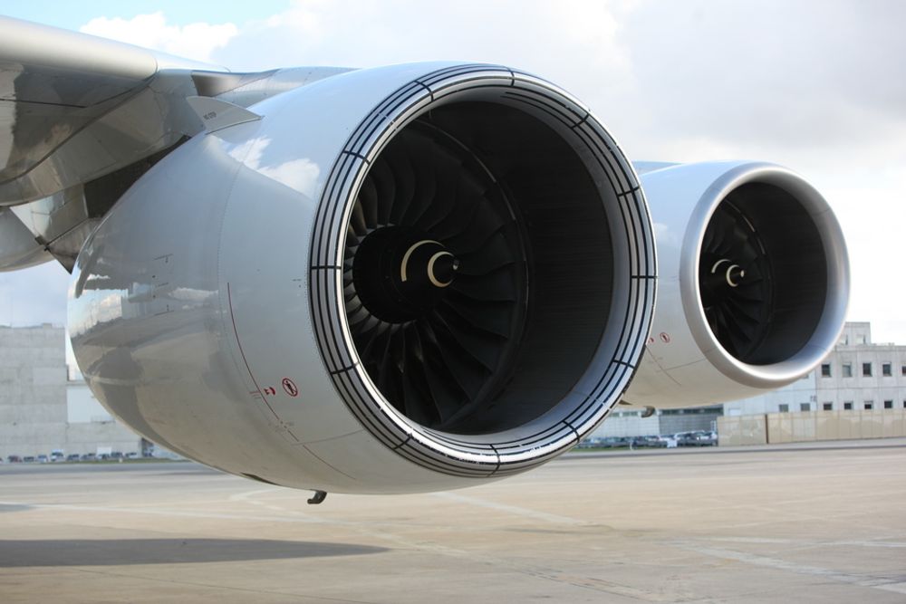 VOLDSOMME VIFTER: To Rolls-Royce Trent 900-motorer på vingen av en Airbus 380-841 (den første som ble bygget - MSN 001). Disse Trent-motorene yter 70 000 pund skyvekraft hver. Superjumboen kan også leveres med GP 7000-motorer fra Engine Alliance, altså General Electric og Pratt &amp; Whitney.