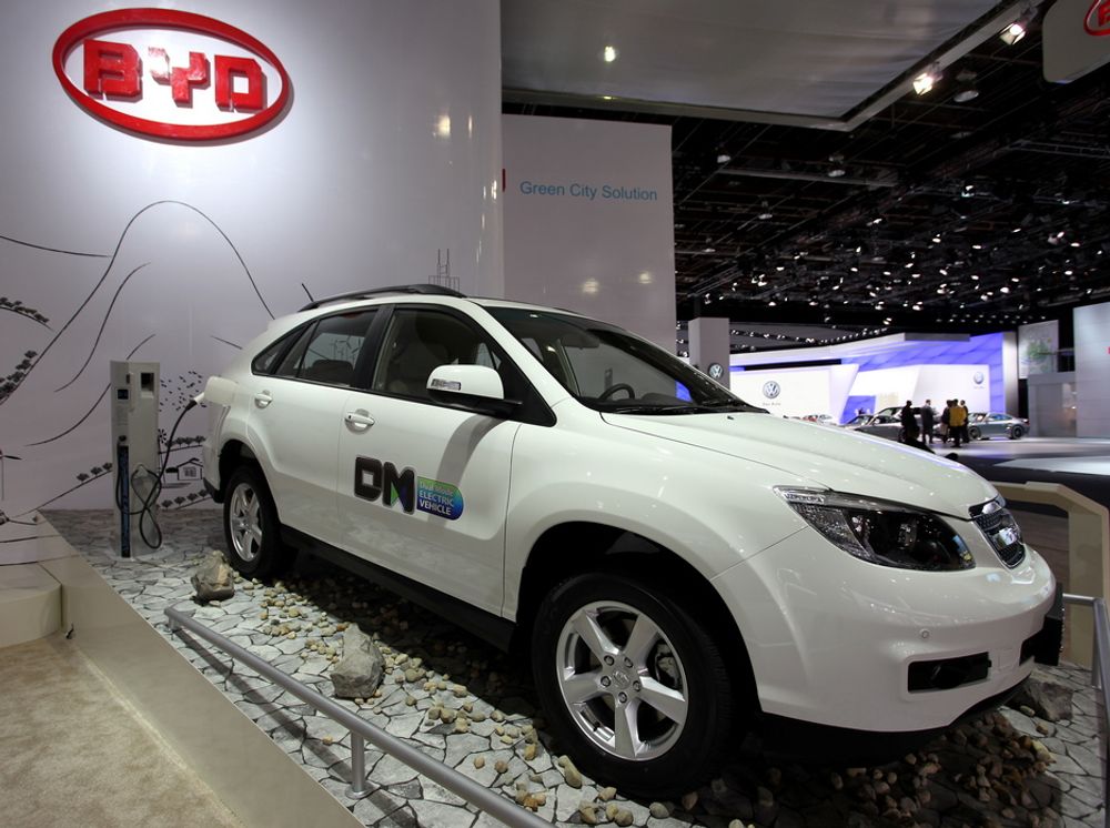 S6DM er den nye ladbare hybriden fra kinesiske BYD. Planen er å lansere den neste år. Den Lexus-lignende SUV-en er utstyrt med to små 10 kW-elmotorer på framhjulene, én 75 kW elmotor på bakhjulene i tillegg til en toliters bensinmotor. Rekkevidden på kun strøm er 60 kilometer og 500 kilometer i hybridmodus. Det er fire kjøremodi: kun batteridrift (med elmotoren som driver bakhjulene) og tre ulike hybridsammensetninger der bensinmotoren i varierende grad er koblet til drivlinja eller til elmotorene som lader batteripakken.