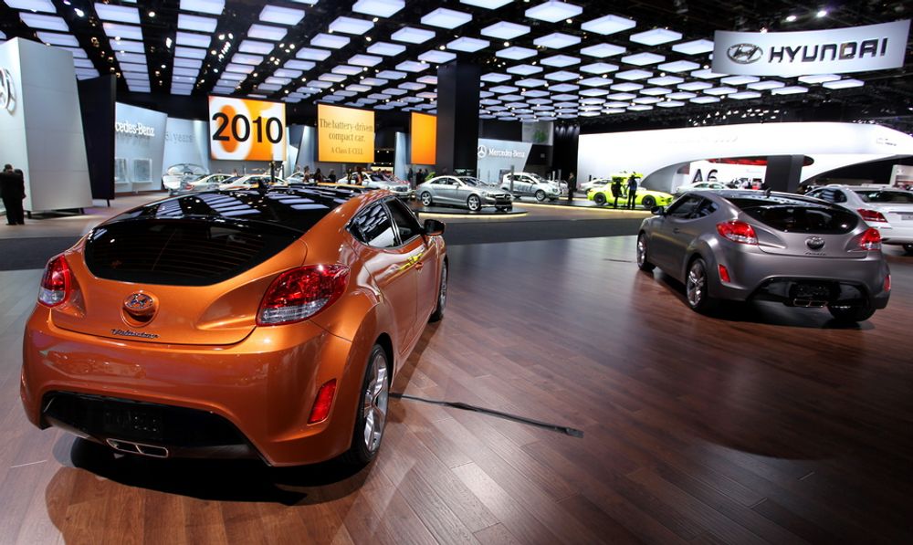 Hyundai viste muskler i Detroit og hadde en stand og et show som var blant de mest påkostede. Hyundai fokuserte mye på at de er den eneste bilprodusenten med egen stålfabrikk, og at de har 300 metallurger og ingeniører hjemme i Sør-Korea som jobber utelukkende med nye stålløsninger for biler. Her er den vesle 2+2-seteren Veloster som kommer for salg i sommer.