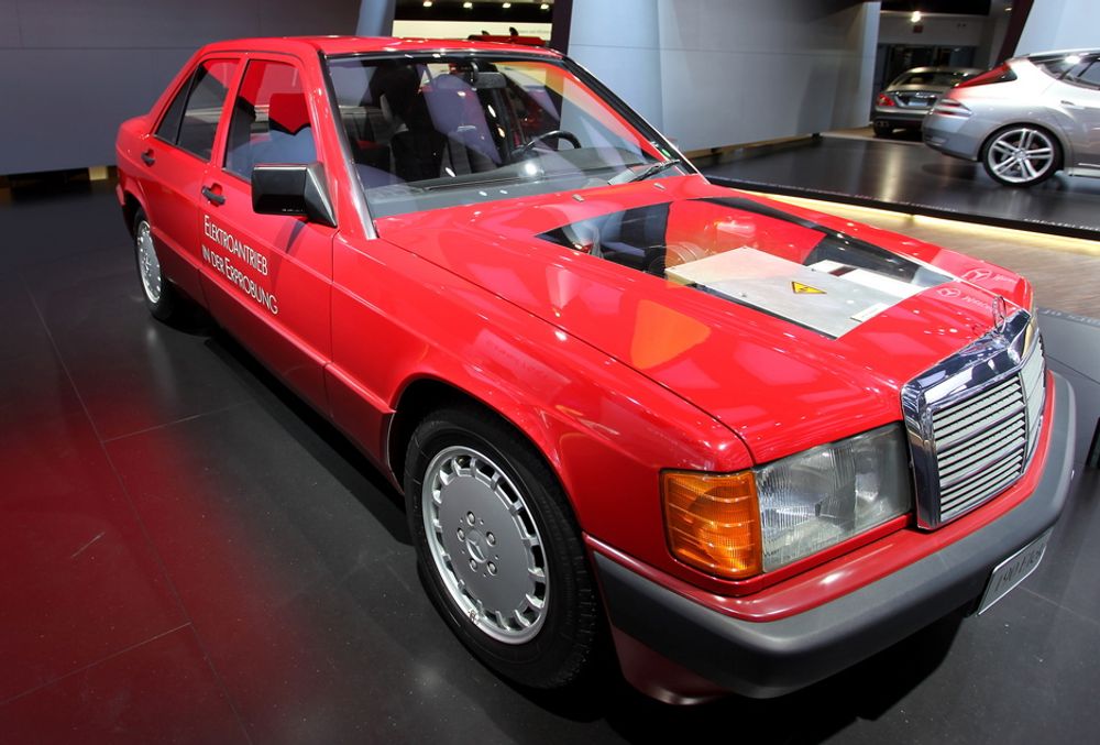 Mercedes-Benz har vist fram elbilprototyper før. Dette er 190 Elektro fra 1990, som hadde salt-nikkelbatterier som holdt til 80 kilometers rekkevidde. Men en elmotor som ytte 46 hk hadde den en toppfart på 110 km/t.