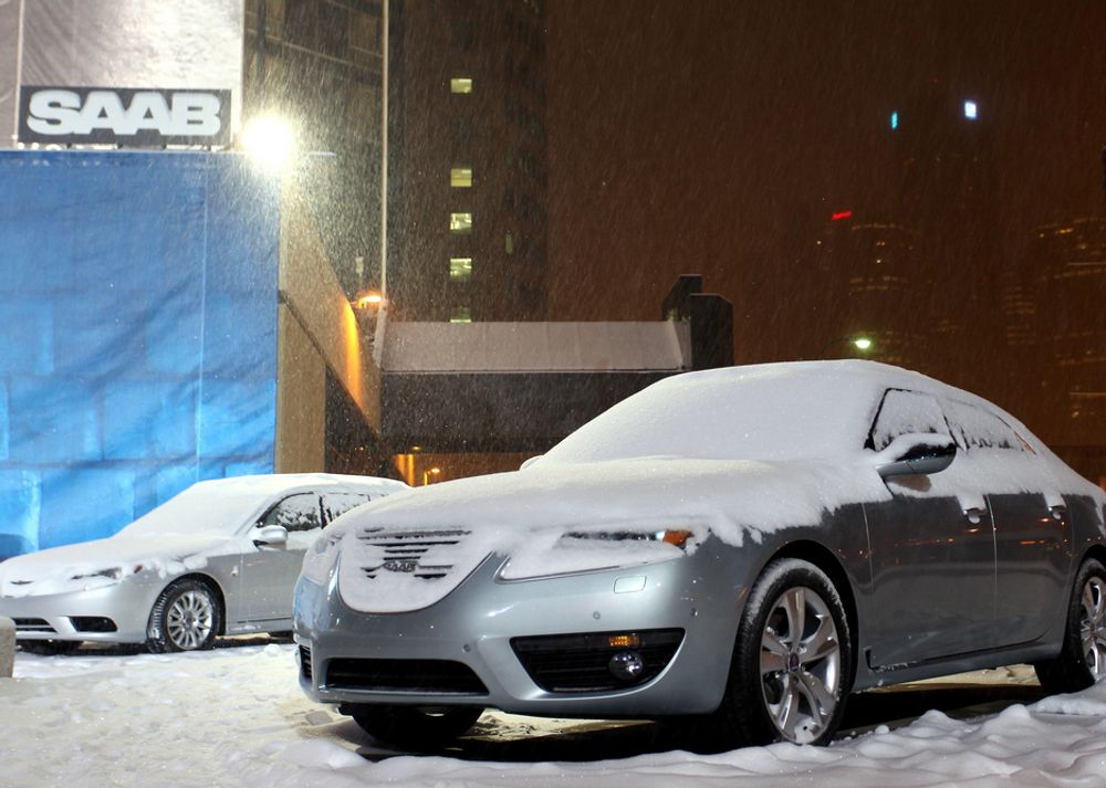 Slik er livet i Detroit etter GM for Saab. I ei snøfonn utenfor det gode selskap i Cobo centre, der resten av bilene på NAIAS er stilt ut, står den ellers flotte nye 9-5. General Motors solgte Saab like etter Detroit-messa i fjor.
