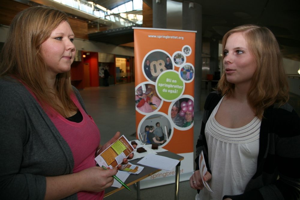 KARAKTERER: Kristin Grebstad (til venstre) og Rannveig Ulvahaug, som studerer ved Universitetet i Bergen, mener det gode undervisningsopplegget er avgjørende.