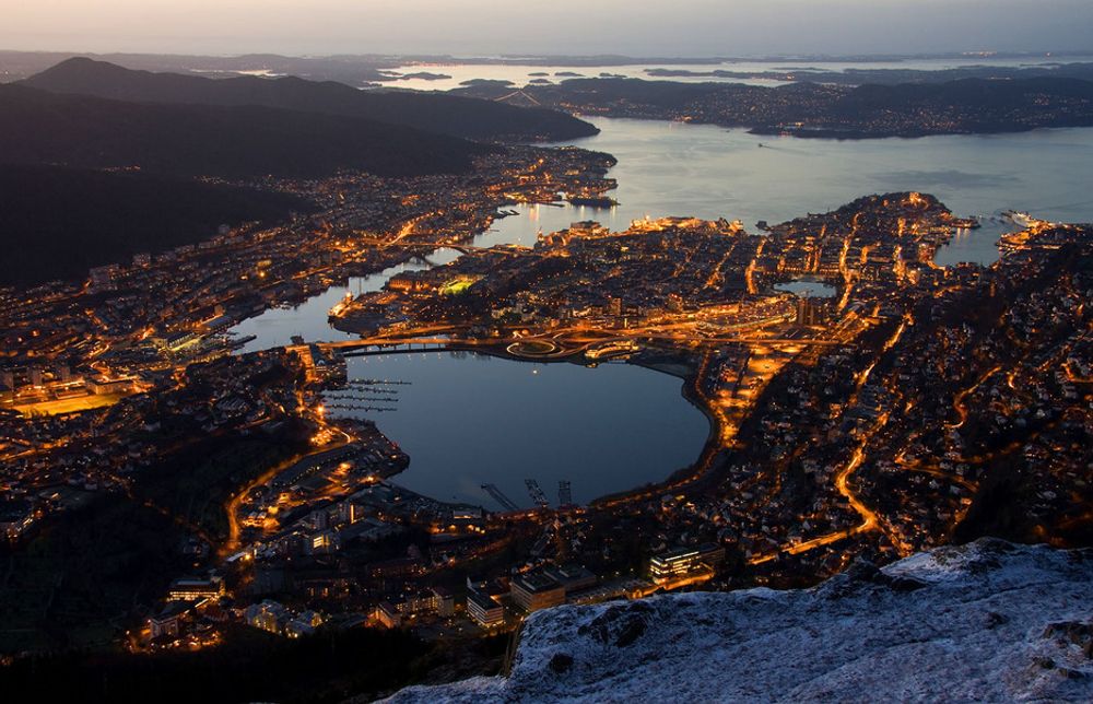 Ulriken Bergen nattbilde Bergen by natt
Bilde fra Wikimedia Commons. Copyright Svein-Magne Tunli