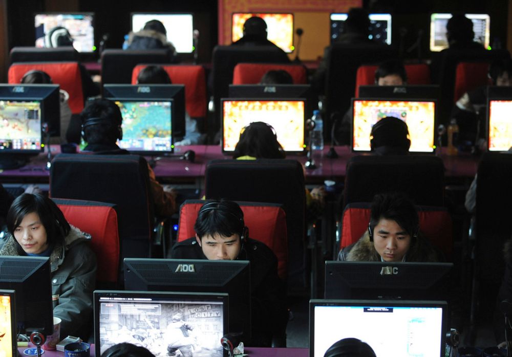 Kinesere på en internettkafé i byen Wuhan i Hubei-provinsen. Én av sju unge kinesere er avhengige av internett, ifølge en ny undersøkelse.
