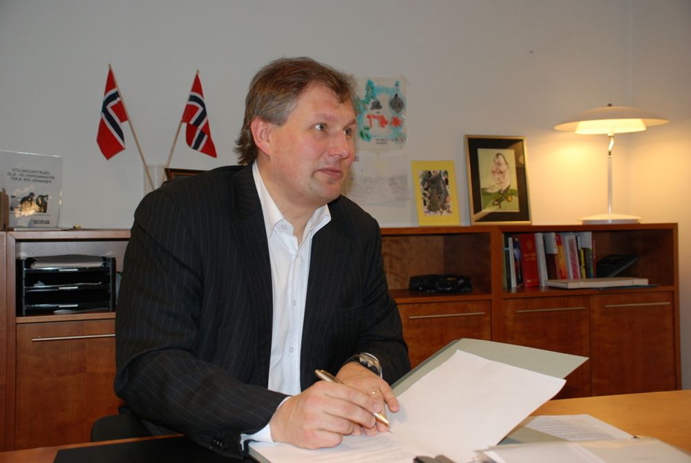 SKRIVER UNDER: Her signerer olje- og energiminister Terje Riis-Johansen en politisk erklæring om å delta i Nordsjøinitiativet. Det innebærer at Norge vil samarbeide med ni EU-land om å bygge ut et forsterket elnett i Nordsjøen.
