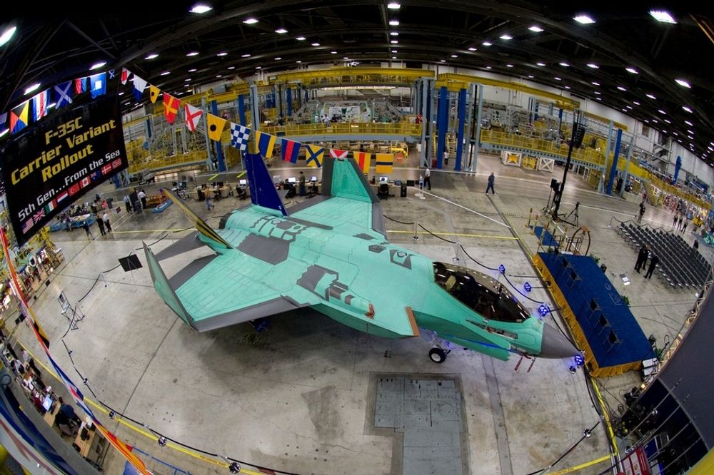 STØRST: Stadig flere land handler kampfly, og USA er den største selgeren. Her en F-35C hos Lockheed Martin.