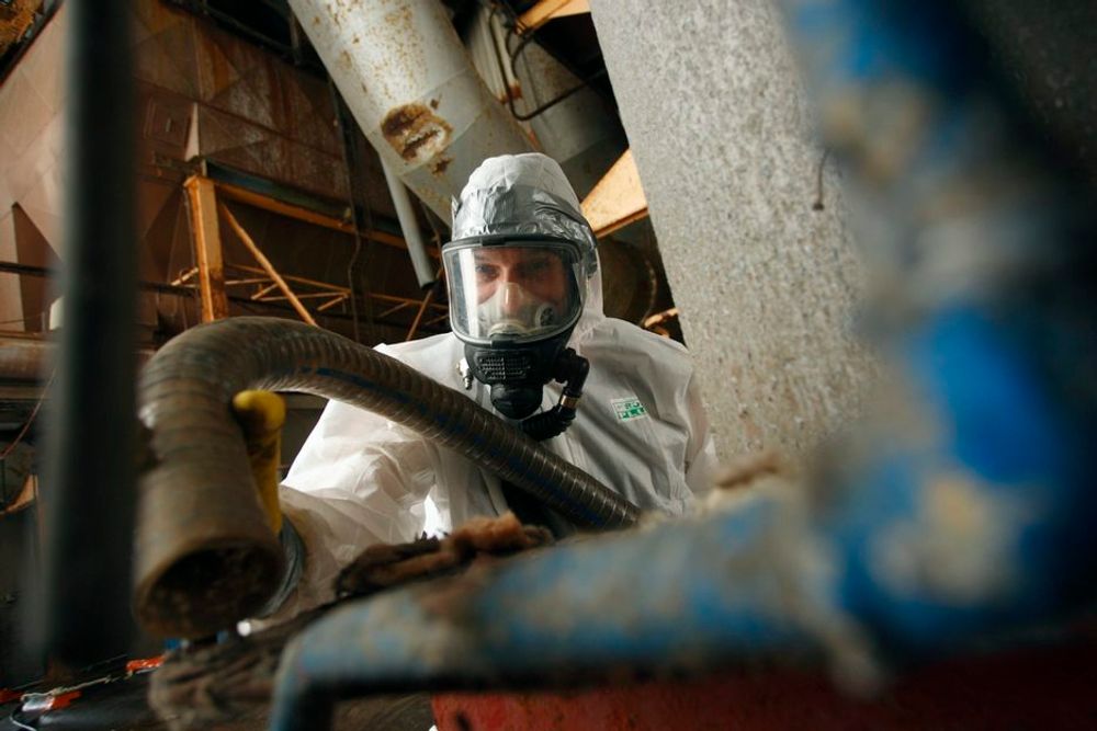FARLIG: Eksponering for asbest mangedobler faren for lungekreft. Nå skal Arbeidstilsynet kontrollerer virksomheter som jobber med materialet.