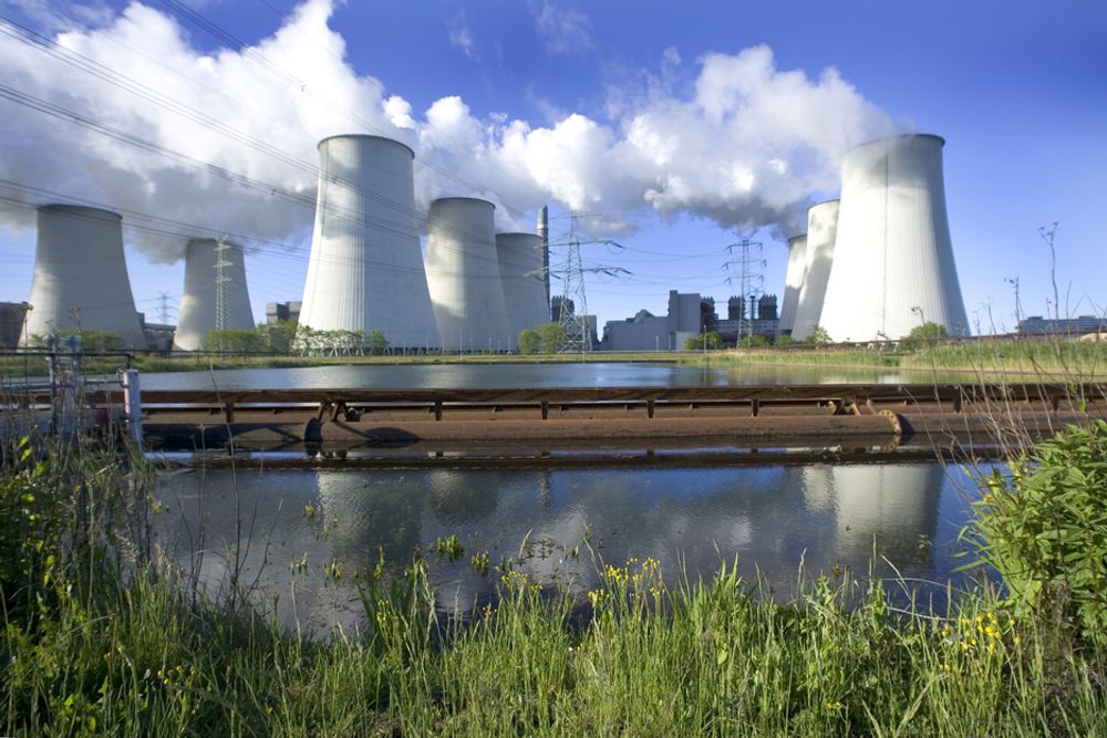 FULL KRAFT: Kullkraftverk som Jänschwalde i Tyskland må trolig gå for fullt i mange år til hvis Europa skal få nok strøm. Det trengs 4000 TWh mer i 2030 enn i dag. Sammen med 50.000 km kraftlinjer som må bygges eller oppgraderes gir dette trolig solide strømregninger i framtiden.