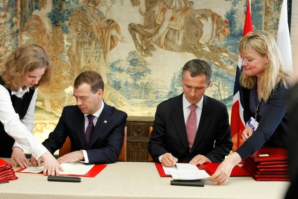 ENIGE: Den russiske presidenten Dmitrij Medvedev og statsminister Jens Stoltenberg undertegner tirsdag den midlertidige avtalen om en omforent delelinje i Barentshavet. Et 40 år gammelt stridsspørsmål mellom de to nasjonene er dermed løst.