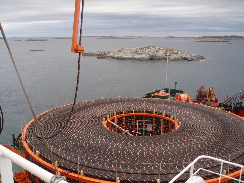 KOSTER: Skal man legge sjøkabel i Hardanger, vil det bli 9 milliarder dyrere, mener Energi Norge. ILLUSTRASJONSFOTO.