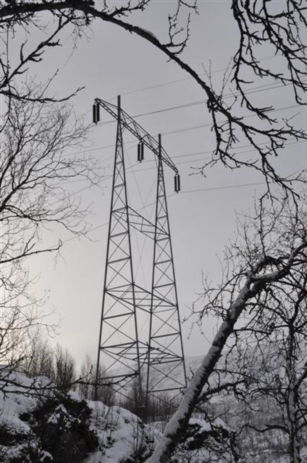 INNSET KRAFTVEK: Portalmast på 132 kV-ledningen fra Innset kraftverk. Fra 1960.