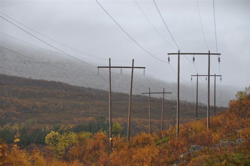 NIINGEN: 66 kV-ledningen fra Niingen kraftverk i Bogen  til Sortlandsund. Fra 1954.