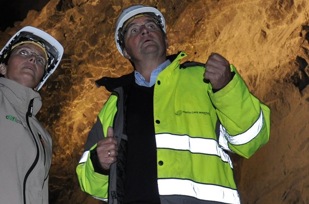 Fjellhall. Verkssjef Steinar Kvalheim hos North Cape Minerals viser fornyingsminister Heidi Grande Røys rundt i Lefdal gruve, som kan bli gigantisk datasenter.