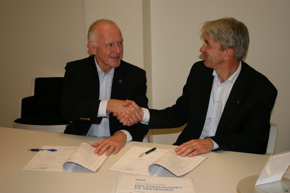 Administrerende direktør i Statsbygg, Øivind Christoffersen (til venstre) og regionsdirektør Morten Engh i Rambøll gratulerer hverandre etter at kontrakten er signert  fredag 15. oktober.