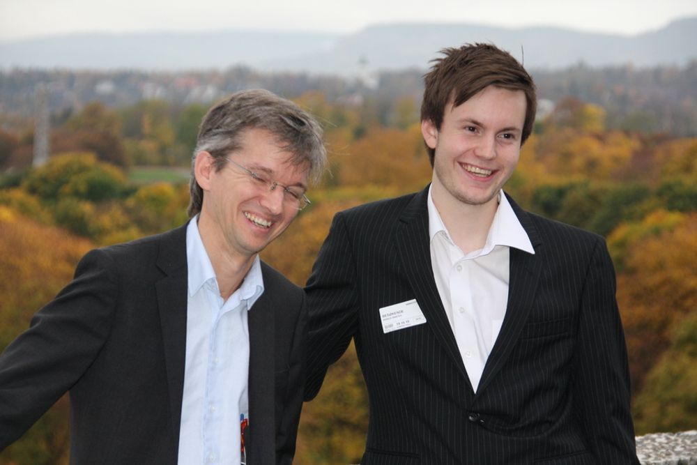 Paul André Chaffey fra NHO og Marius Mansika Bråten på toppen av NHO bygget.