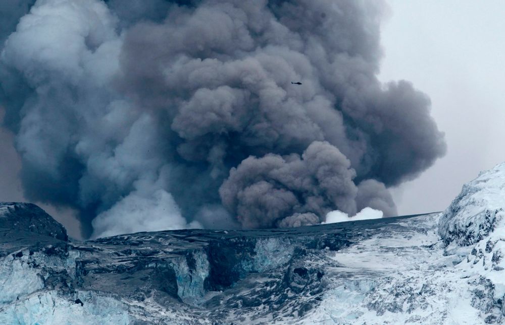 ASKE OG GASS: Det er ikke bare aske som spys ut fra vulkanen under Eyafjallajökull, også store mengder klimagasser kastes ut.