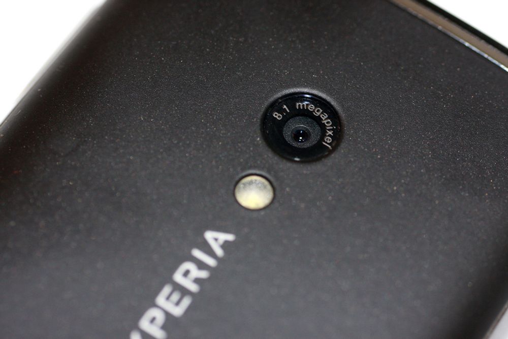 Tross brukbar suksess for de nye Xperia-modellene, har Sony Ericsson for første gang falt ut av salgstopplista for mobiltelefoner.