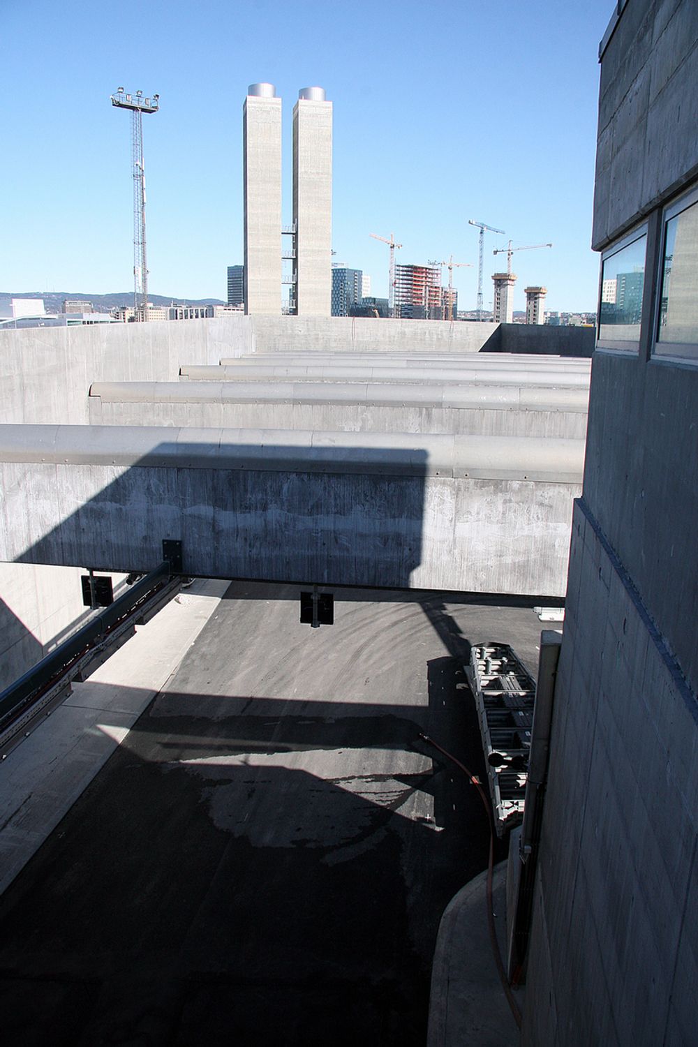 RESERVE: I bygget til høyre er det sju etasjer med tekniske rom - og en reserve-trafikksentral som kan styre hele tunnelsystemet dersom det skulle skje noe med dagens trafikksentral. Utsikt mot to av Bjørvikatunnelens ventilasjonstårn.