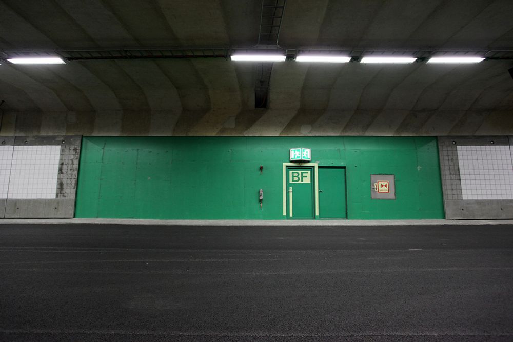 TYDELIG: Hver eneste nødutgang er tydelig markert med store, grønne veggpartier. Den største avstanden mellom to nødutganger i Bjørvikatunnelen er 62,5 meter.