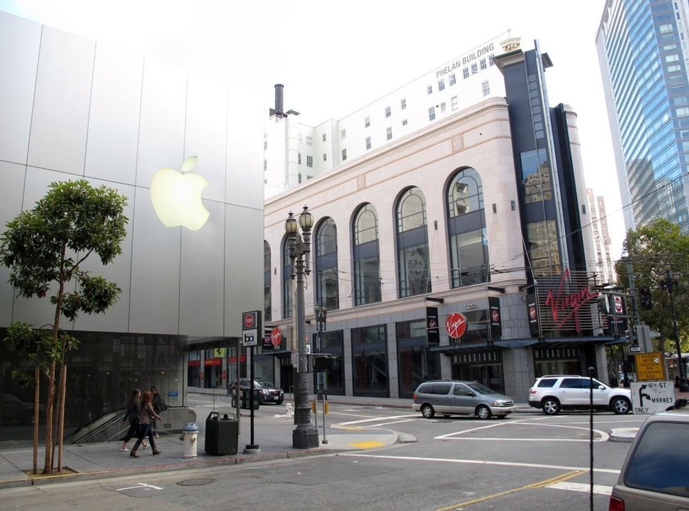 ROCK'N ROLL: Apple har vært med på å endre musikkbransjen. Ironisk nok har selskapet en stor butikk rett over gaten fra nedlagte Virgin Megastore i San Francisco. Hos Apple er det rock'n roll - det syder av kunder dagen lang.