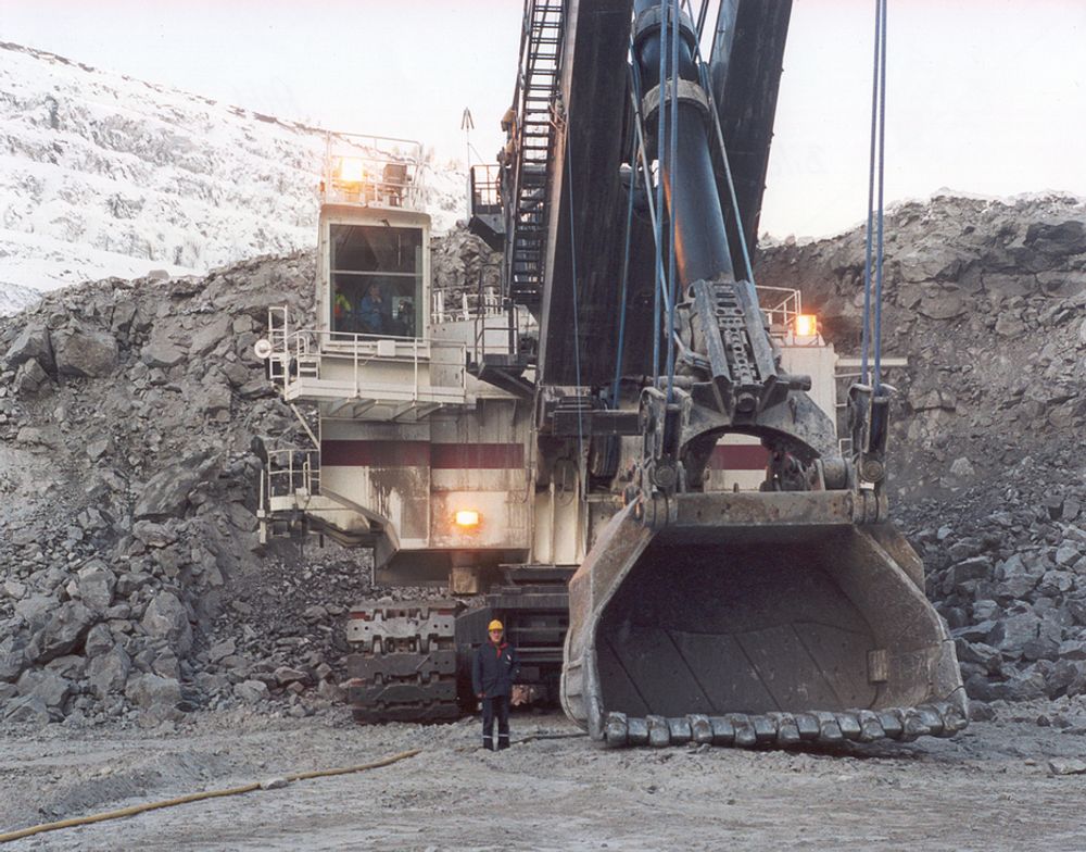 SVÆR RUGG: Den elktrohydrauliske gravemaskinen tar 80 tonn i et javs