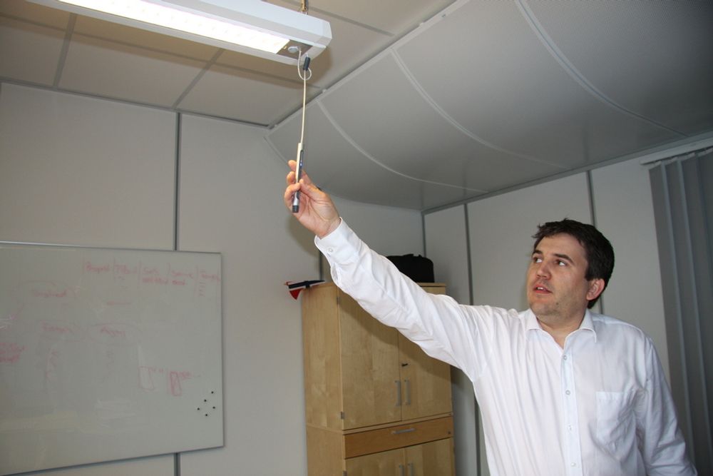 STYRER SELV: Daglig leder Frode Gandrud i Function viser frem brukerpanelet, som kan styre både lys, luft og temperatur.