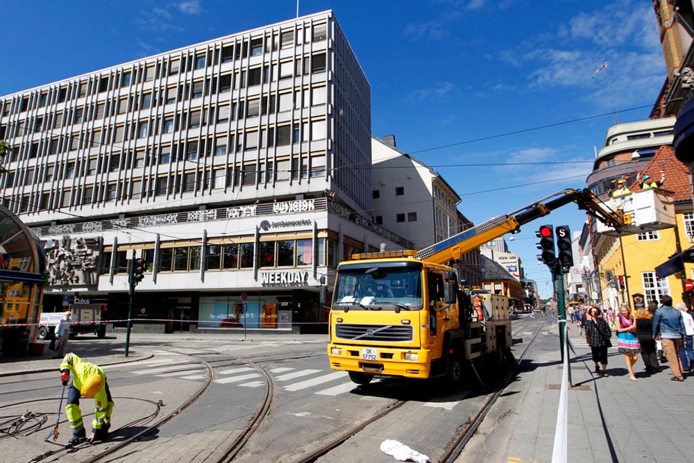 En nedrevet kjøreledning på Stortorvet skaper forsinkelser for trikken i Oslo sentrum fredag ettermiddag.