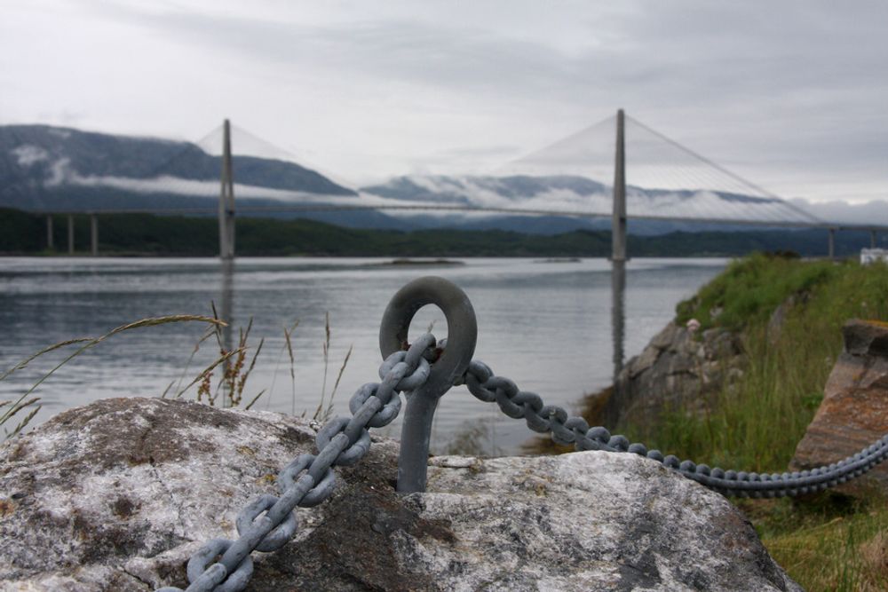 UTSIKT: Vegvesenet har anlagt en rasteplass med god utsikt til Helgelandsbrua.