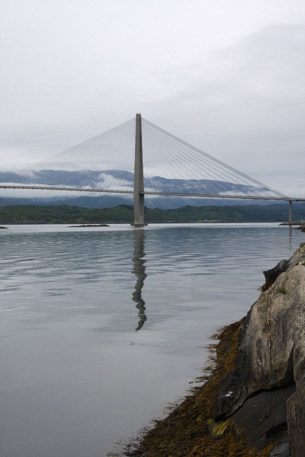 PREG: Broens speilbilde i Leirfjorden er et eksempel på hvordan den setter sitt preg på omgivelsene.