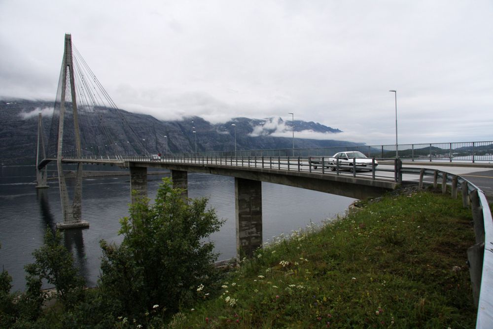 STOR: Broen er en omfattende konstruksjon, men ruver likevel ikke i fjellandskapet.