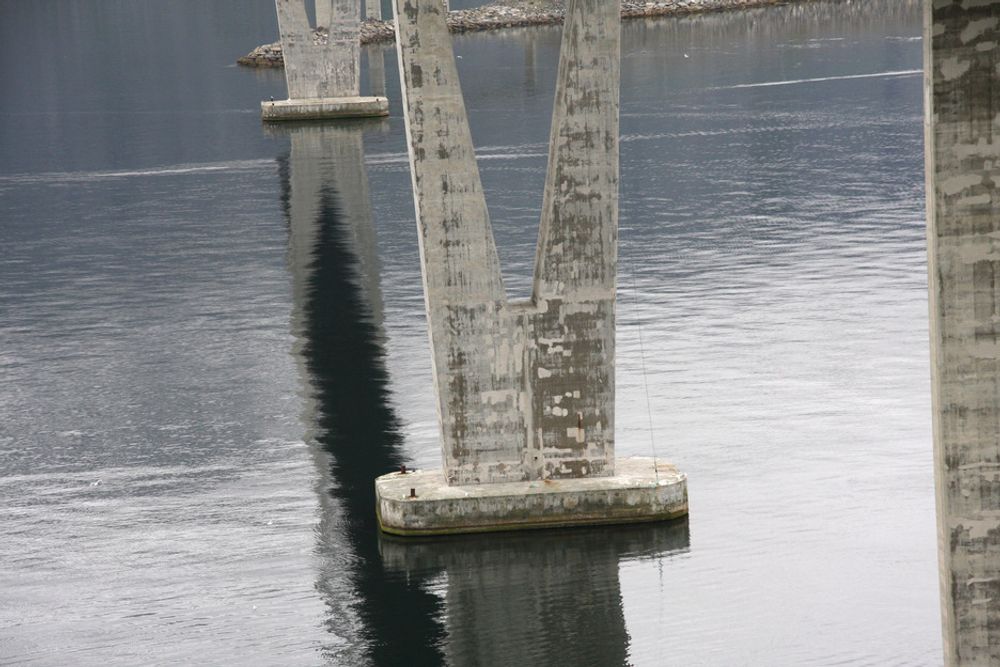 UNDER: Fundamentene stikker ned til 30 meter under havoverflaten.