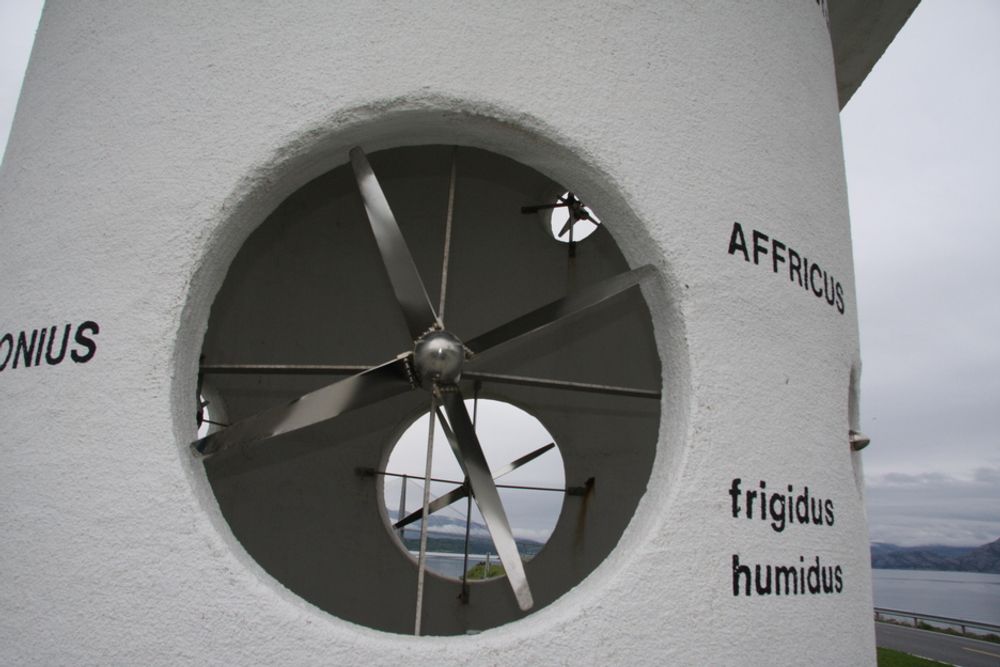 KULTUR: En av kunstinstallasjonene til Kulturlandskap Nordland har fått sin sentrale plassering langs oppkjøringen til Helgelandsbrua.
