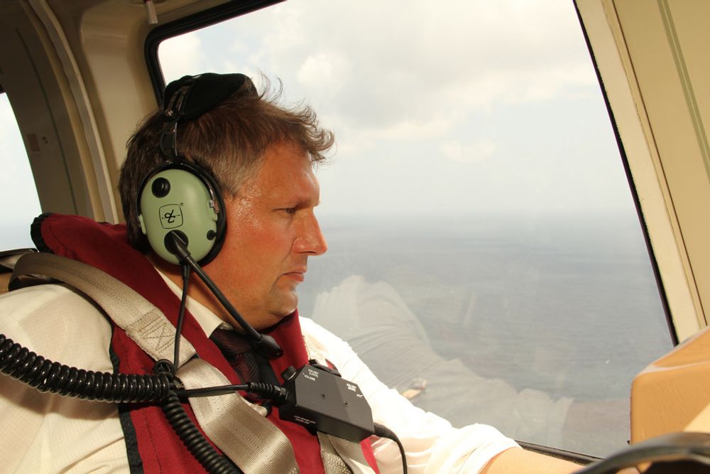 Olje- og energiminister Terje Riis-Johansen ombord i helikopter på vei ut til Macondo-feltet i Mexicogolfen onsdag.