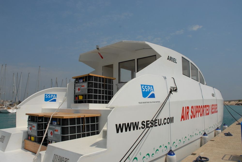 UTSTYR: Testbåten er stappet full av apparater og sensorer for å teste og verifisere. Båten er langt fra optimal med alt ekstrautstyret om bord.