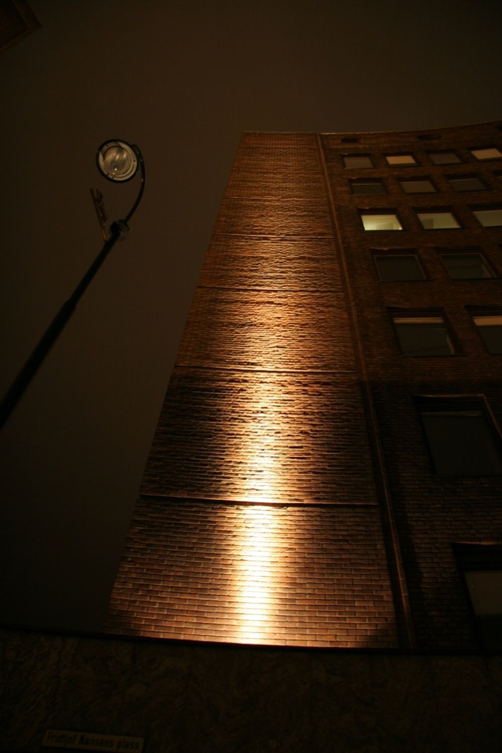 STILLHET: En enslig lampe og en opplyst vegg.