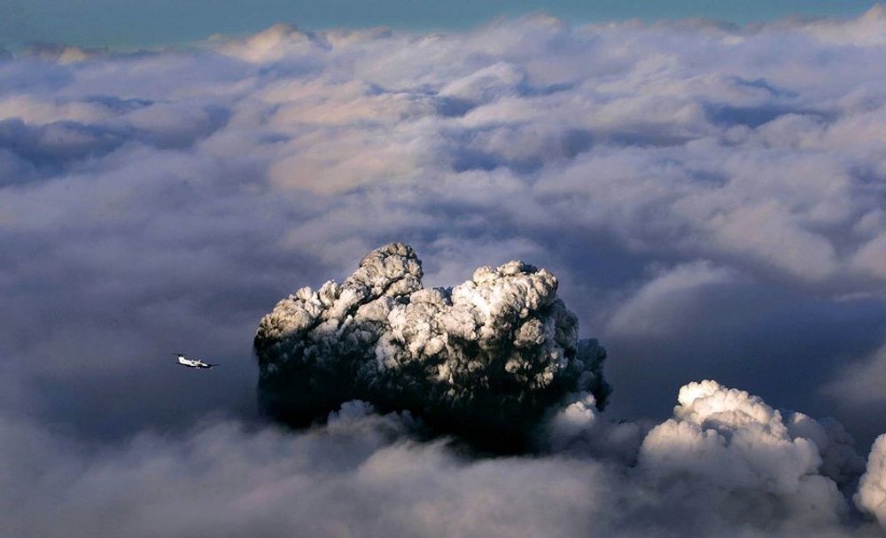 Vulkanutbruddet ble kraftigere igjen mandag kveld. Derfor rammes flytrafikken nok en gang.