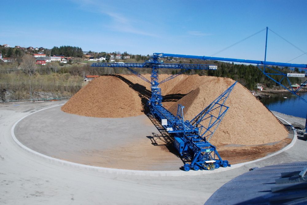 PÅLEGG: Biowood Norway må raskest mulig kvitte seg med den 56 000 tonn store flishaugen. Problemet er at maskinene står.