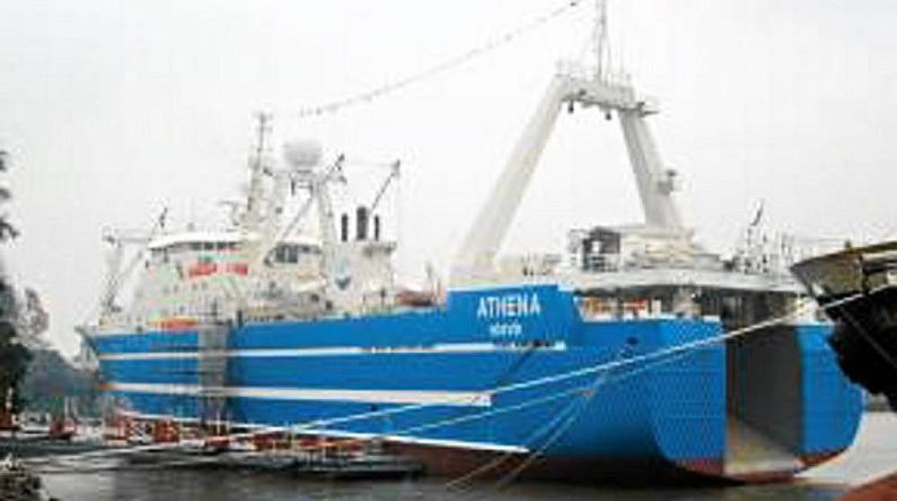 Fabrikktråleren Athena med et mannskap på 111 kom i brann ca. 230 miles sørvest for øya Scilly, sørvest for England.