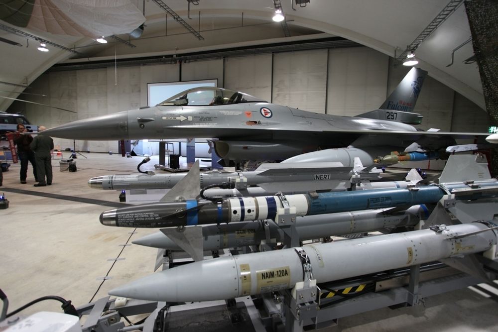 F-16-programmet bidro til oppsvingen av flere norske industribedrifter, for eksempel Nammo, Kongsberg og Volvo Aero. Her er både opprinnelig og dagens våpenlast samlet, med den karakteristiske blå-grønne Sidewinder kortdistanse luft-til-luft-missil som nå er erstattet av Iris-T.