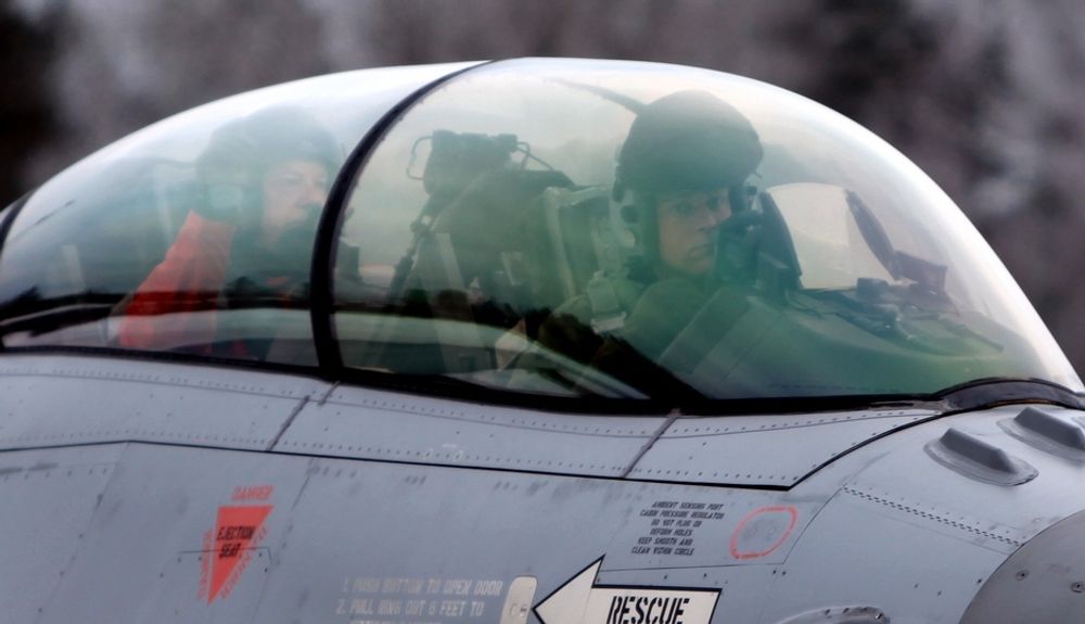 POTENT JUBILANT: Med 332-skavdronens sjef Øivind Gunnerud bak stikka ankom 30-årsjubilanten Rygge flystasjon. I baksetet satt en fornøyd F-16-veteran Hans M. Lie.
