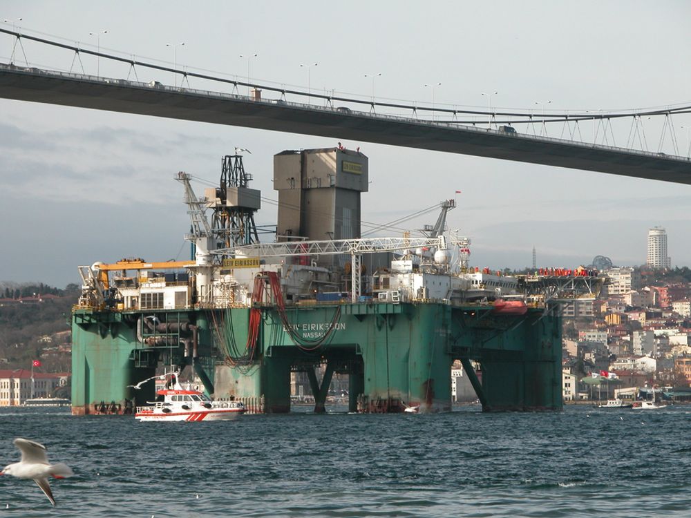 Ocean Rigs borerigg Leiv Eriksson har boret i Svartehavet. Her passerer den Bosporus-stredet og seiler under brua med liten klaring.