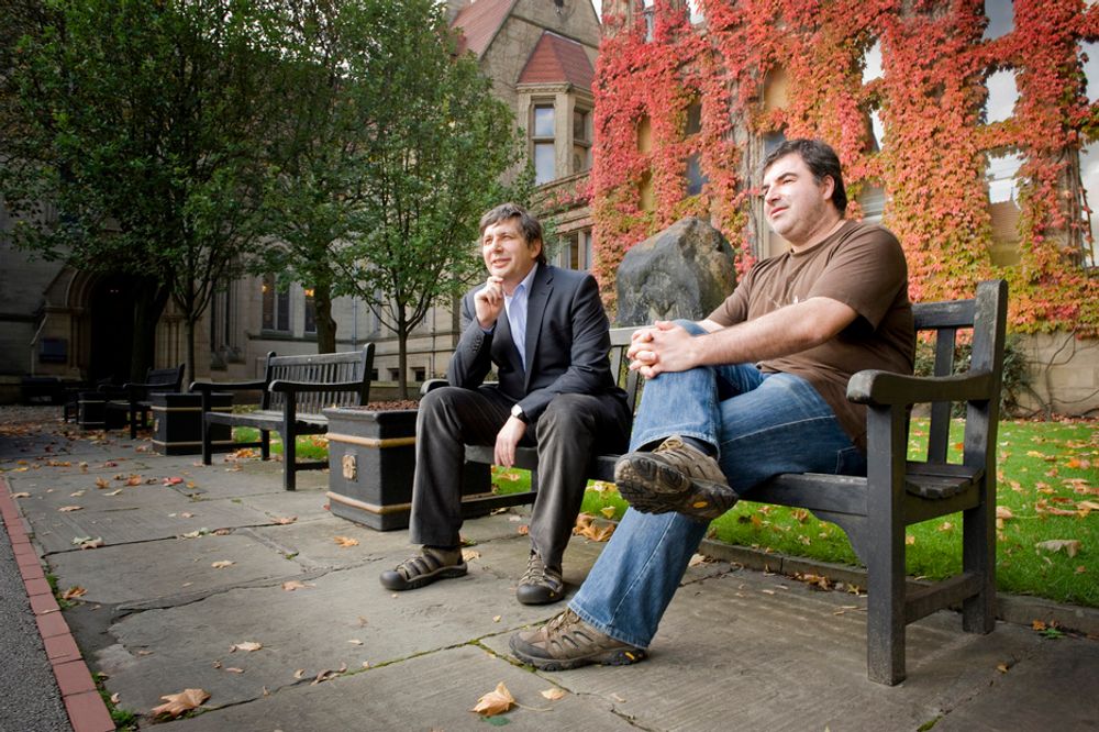 PRISVINNERE: Professor Konstantin Novoselov (t.h.) og professor Andre Geim avbildet utenfor den daglige arbeidsplassen ved universitetet i Manchester.