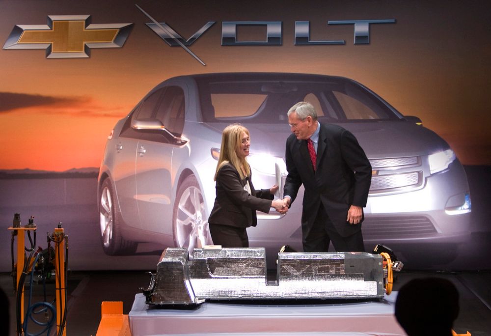 GM-sjef Ed Whitacre sto for åpningen av den nye fabrikken som skal lage litiumionebatteripakker til Chevy Volt.