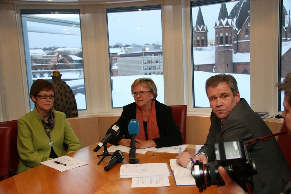 KRISEMØTE: Jernbanedirektør Elisabeth Enger, samferdselsminister Magnhild Meltveit Kleppa og NSB-sjef Einar Enger var i dag samlet for å diskutere det Kleppa omtaler som en togkrise.