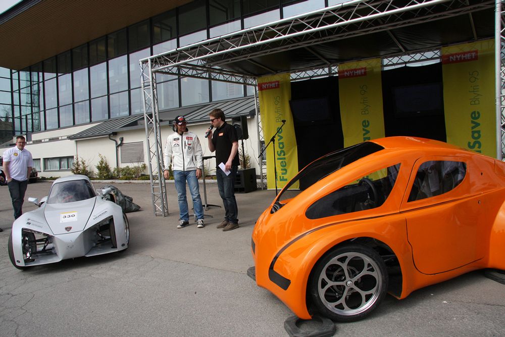 To av de norske bilene som har deltatt i Eco-marathon 2010. Bilen fra Høgskolen i Østfold (til v.) var eneste norske bil som fullførte løpet. Bilen fra UMB i Ås måtte bryte.