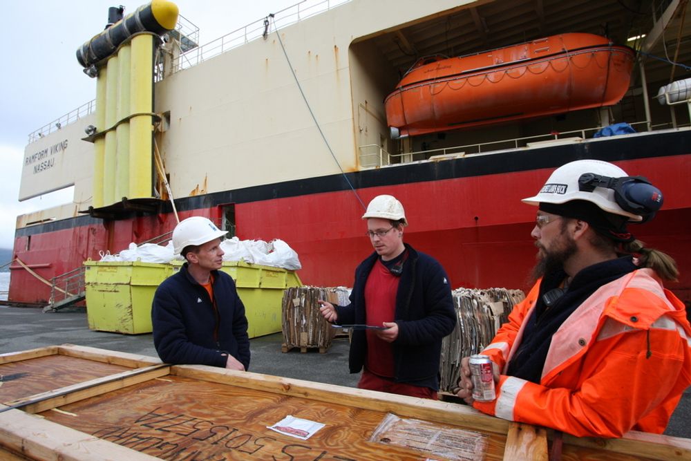 KLARGJØRING: Observatør Roy Inge Kristiansen diskuterer med Simen Staalstrøm og Chad Coleman om hvor det nye utstyret skal om bord.