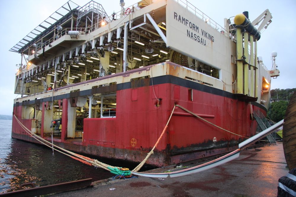 SIDROMPA: Bred rompe betyr god plass for utstyr og mannskap på seiesmikkskipet. Den gule "døren" som tvinger streamere ut til siden og sørger for bredden på slepet henger på siden av skipet.