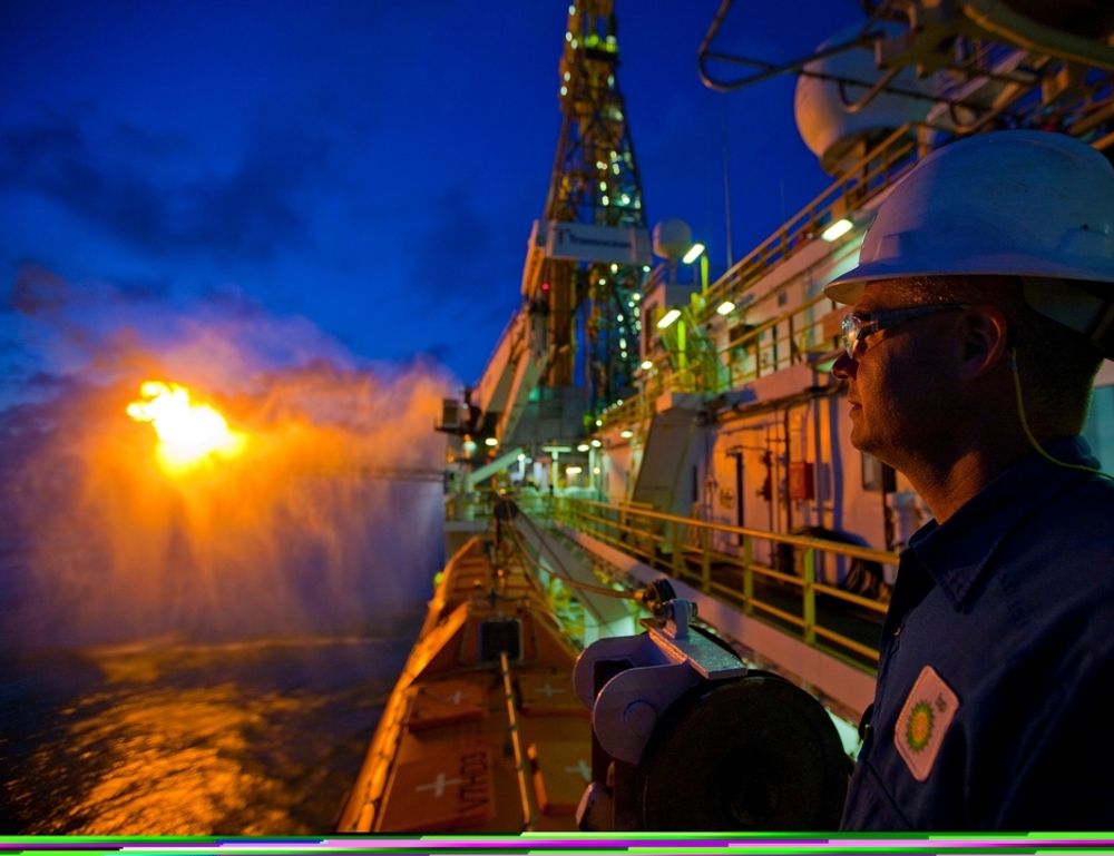 STORE VERDIER: Oljen og gassen som brennes av på Deepsea Enterprise og Q4000 har en verdi på 3 millioner kroner dagen.  Småmynt sammenliknet med at BPs kostnader er på rund 160 millioner daglig.